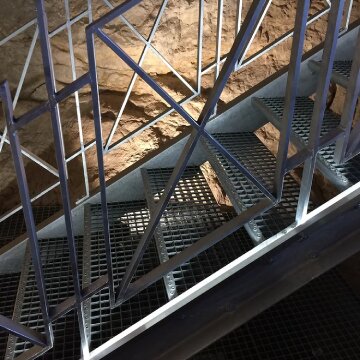 Ocelová pozinkovaná svařovaná schodnice FLOMA - 100 x 24 x 3 cm