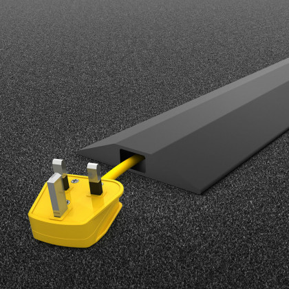 Černý plastový kabelový most - 9 m x 6,8 cm x 1,1 cm