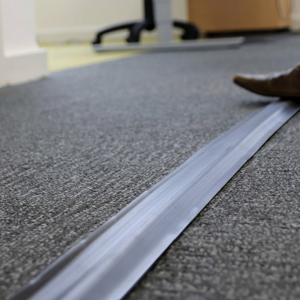 Černý plastový kabelový most - 300 x 8,3 x 1,4 cm