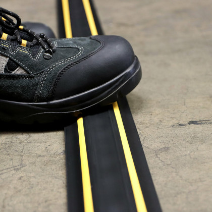 Černo-žlutý plastový kabelový most - 300 x 8,3 x 1,4 cm