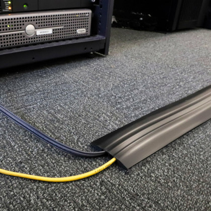 Černý plastový kabelový most - 300 x 10,8 x 1,4 cm