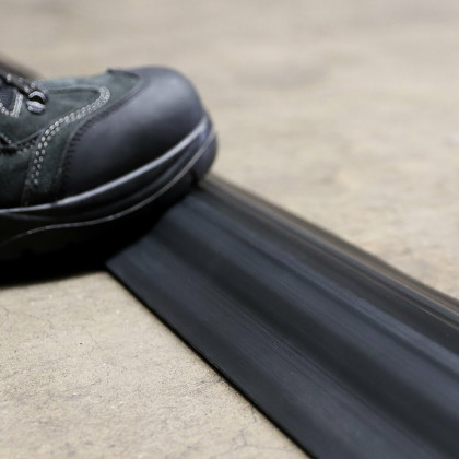 Černý plastový kabelový most - 9 m x 12,7 cm x 2,8 cm