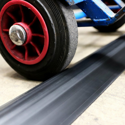 Černý plastový kabelový most - 450 x 15,6 x 3 cm