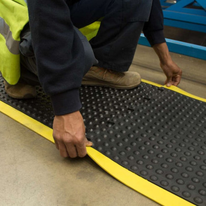 Černo-žlutá gumová protiúnavová rohož (střed) - 120 x 90 x 1,4 cm