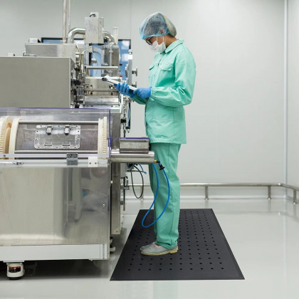 Černá pěnová protiúnavová hygienická děrovaná olejivzdorná rohož - 180 x 90 x 1,7 cm