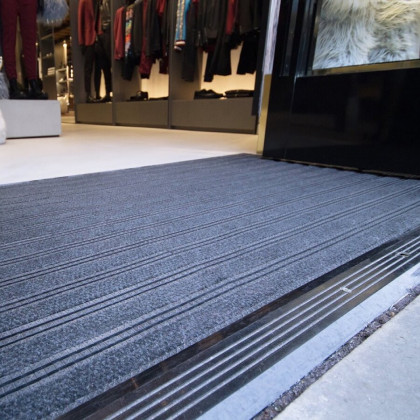 Modrá textilní zátěžová děrovaná vstupní rohož (Cfl-S2) - 44 x 29 x 1,35 cm