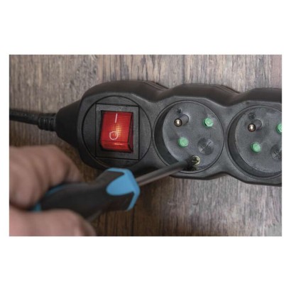Prodlužovací kabel s vypínačem – 3 zásuvky, 5m, černý