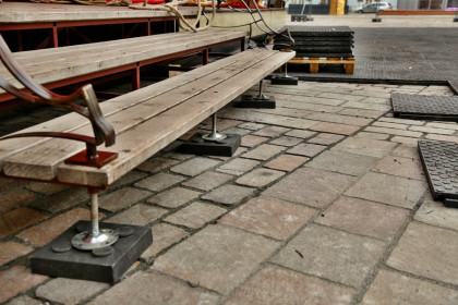 Černá plastová podkládací kostka "5 čepů" FLOMA RePVC - 23,8 x 23,8 x 5,3 cm