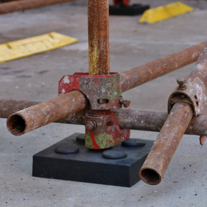 Černá plastová podkládací kostka "4 čepy" FLOMA RePVC - 23,8 x 23,8 x 5,3 cm