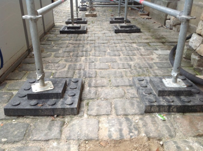 Černá plastová podkládací kostka "4 čepy" FLOMA RePVC - 23,8 x 23,8 x 5,3 cm