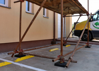 Černá plastová podkládací kostka "4 čepy + otvor" FLOMA RePVC - 23,8 x 23,8 x 5,3 cm