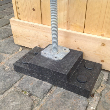 Černá plastová podkládací kostka "4 čepy + otvor" FLOMA RePVC - 23,8 x 23,8 x 5,3 cm