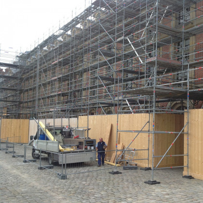 Černá plastová podkládací kostka "4 čepy + otvor" FLOMA RePVC - 23,8 x 23,8 x 5,3 cm