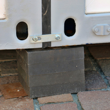 Černá plastová podkládací kostka "hladká" FLOMA RePVC - 23,8 x 23,8 x 5,3 cm