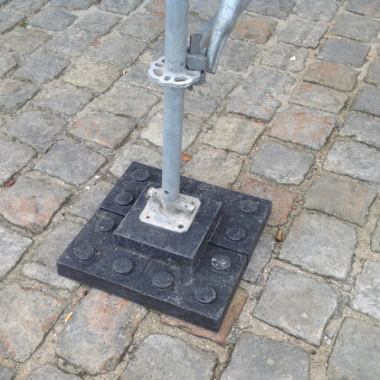 Černá plastová podkládací kostka "hladká" FLOMA RePVC - 23,8 x 23,8 x 5,3 cm