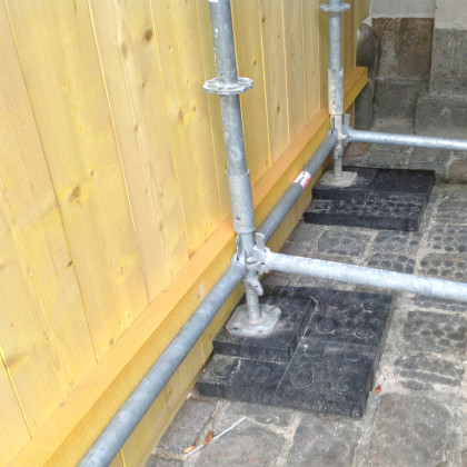 Černá plastová podkládací kostka "2 x 4 čepy" FLOMA RePVC - 47,6 x 23,8 x 5,3 cm