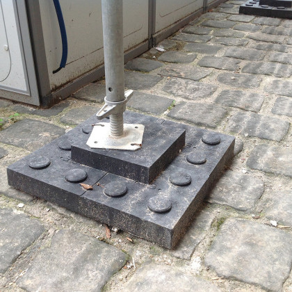 Černá plastová podkládací kostka "2 x 4 čepy" FLOMA RePVC - 47,6 x 23,8 x 5,3 cm