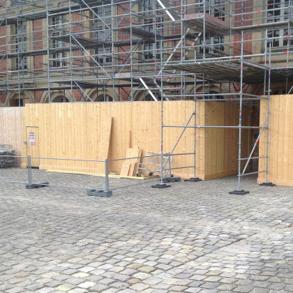 Černá plastová podkládací kostka "hladká" FLOMA RePVC - 47,6 x 23,8 x 5,3 cm