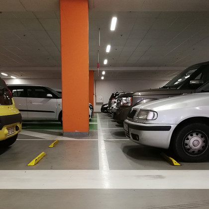 Černý plastový parkovací doraz Carstop - 78 x 8 x 6 cm