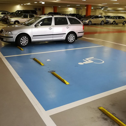 Černý plastový parkovací doraz Carstop - 78 x 8 x 6 cm