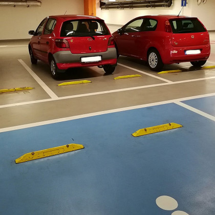 Černý plastový parkovací doraz Carstop - 78 x 8 x 6 cm