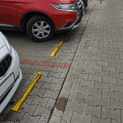 Černý plastový parkovací doraz Carstop - 78 x 8 x 6 cm