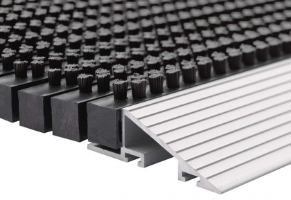 Antracitová venkovní čistící kartáčová vstupní rohož FLOMA Outline - 70 x 100 x 2,2 cm