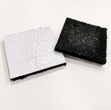 Gumová podložka s ALU folií pod konstrukci fotovoltaické elektrárny na střechu s hydroizolací z PVC fólie FLOMA UniPad ALU S730 - 20 x 10 x 1 cm