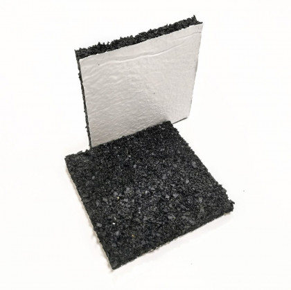 Gumová podložka s ALU folií pod konstrukci fotovoltaické elektrárny na střechu s hydroizolací z PVC fólie FLOMA UniPad ALU - 50 x 40 x 1 cm