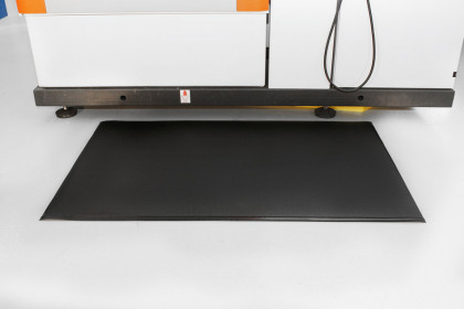 Černá gumová protiskluzová protiúnavová průmyslová rohož (role) - 18,3 m x 120 cm x 0,9 cm