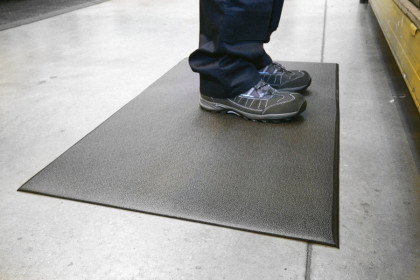 Černá gumová protiskluzová protiúnavová průmyslová rohož (role) - 18,3 m x 120 cm x 0,9 cm