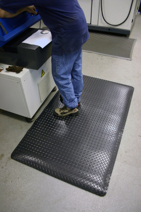 Černá gumová protiúnavová průmyslová rohož - 18,3 m x 60 cm x 1,4 cm