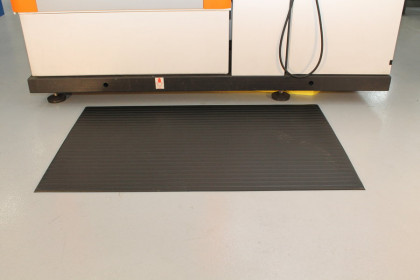 Černá pěnová protiúnavová protiskluzová rohož - 18,3 m x 90 cm x 0,9 cm