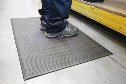 Černá pěnová protiúnavová protiskluzová rohož - 18,3 m x 90 cm x 0,9 cm