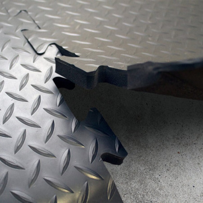 Černá gumová protiúnavová průmyslová dlažba (roh) - 50 x 50 x 1,4 cm