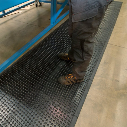 Černá gumová protiúnavová průmyslová dlažba (roh) - 50 x 50 x 1,35 cm