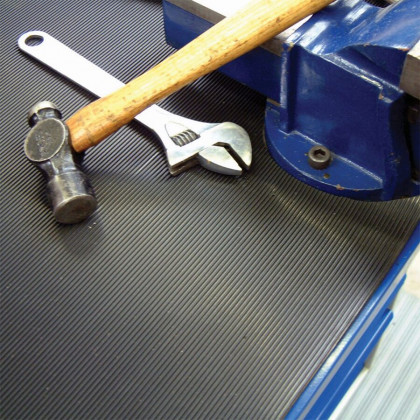 Černá rýhovaná protiskluzová průmyslová rohož COBARIB - 10 m x 90 cm x 3 mm