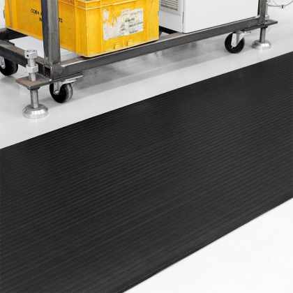 Černá rýhovaná protiskluzová průmyslová rohož COBARIB - 10 m x 90 cm x 3 mm