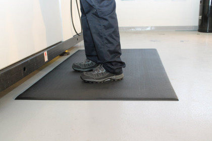 Černá gumová protiskluzová protiúnavová průmyslová rohož - 76 x 90 x 0,6 cm