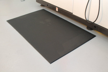 Černá gumová protiskluzová protiúnavová průmyslová rohož - 300 x 90 x 0,6 cm