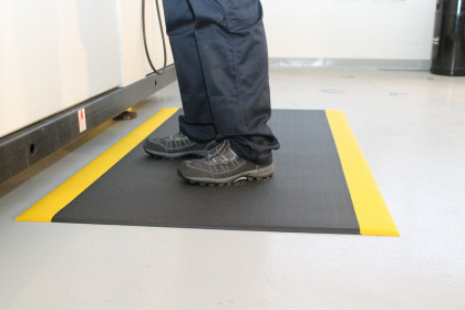 Černo-žlutá pěnová protiskluzová protiúnavová průmyslová rohož (role) - 18,3 m x 120 cm x 0,95 cm