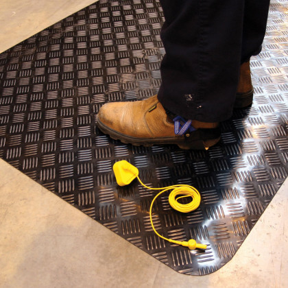 Černá gumová protiúnavová olejivzdorná ESD antistatická průmyslová rohož - 60 x 100 x 1 cm