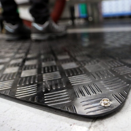 Černá gumová protiúnavová protiskluzová antistatická rohož - 10 m x 100 cm x 0,3 cm