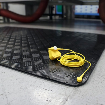 Černá gumová protiúnavová protiskluzová antistatická rohož - 10 m x 140 cm x 0,3 cm