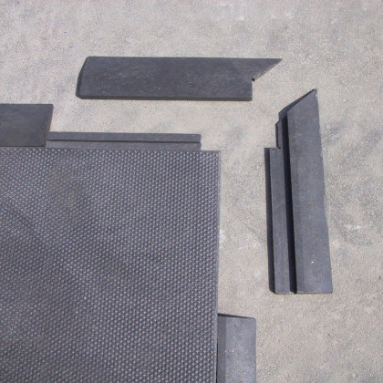 Černý plastový nájezd "pod" pro plastové podlahové desky - 40 x 10 x 2,2 cm