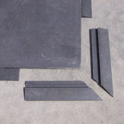 Černý plastový nájezd "pod" pro plastové podlahové desky - 40 x 10 x 2,2 cm