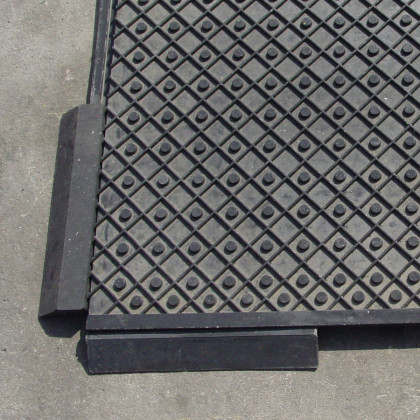 Černý plastový nájezd "pod" pro plastové podlahové desky - 40 x 10 x 2,2 cm