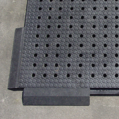 Černý plastový nájezd "pod" pro plastové podlahové desky - 40 x 10 x 2,2 cm