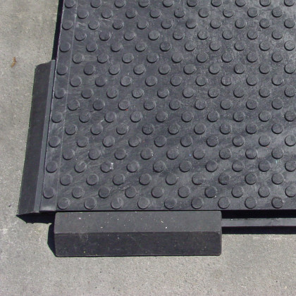 Černý plastový nájezd "pod" pro plastové podlahové desky - 40 x 10 x 2,2 cm