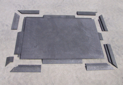 Černý plastový nájezd "nad" pro plastové podlahové desky - 40 x 10 x 2,2 cm